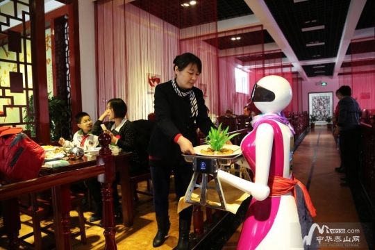 贵宾会app手机版美女机器人服务员现身泰城餐厅 唱歌、送菜啥都行